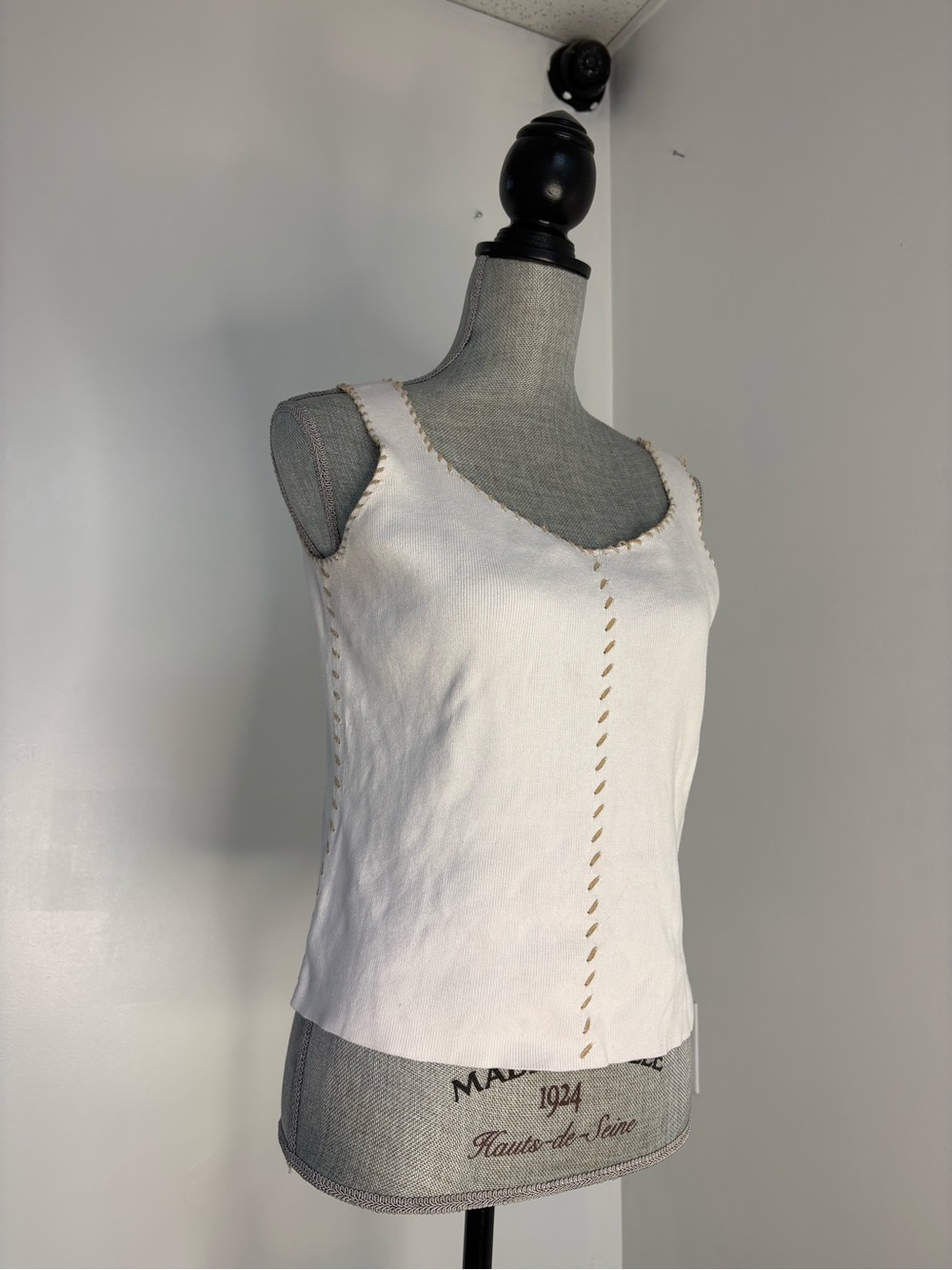 Jones New York Cream Scoop Neck Tank with Contrast Stitching